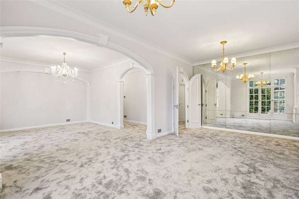 A newly redecorated three bedroom apartment situated in a desirable building with the added benefits of communal gardens and porter service. - Photo 1