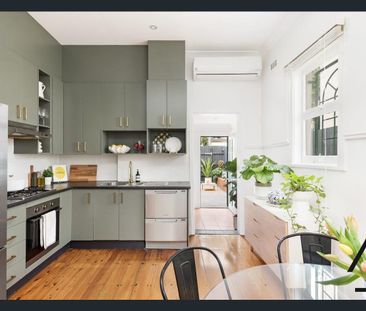 Beautiful home with rear-lane parking access - Photo 3