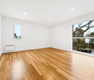 Stunning Family Residence With the Ultimate "Wow" Factor - Photo 3