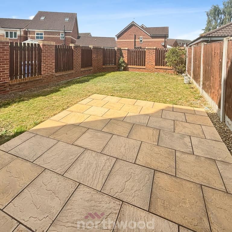 4 bedroom semi-detached house to rent - Photo 1