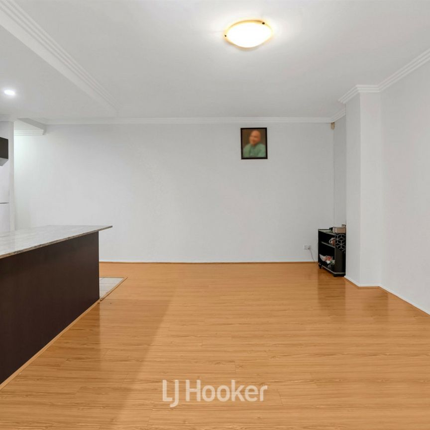 Spacious 2 Bedroom Apartment With 2 Balconies In A Convenient Location!!! - Photo 1