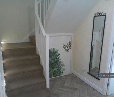 3 bedroom semi-detached house to rent - Photo 2