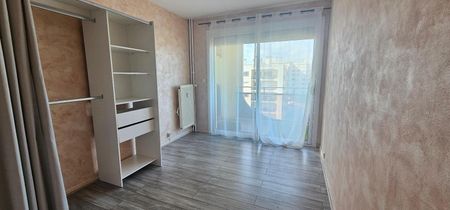 Location Appartement 4 pièces 77m² DOUAI 59500 - Photo 2