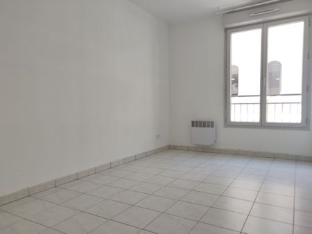 Appartement 4 pièces 93m2 MARSEILLE 3EME 1 235 euros - Photo 2