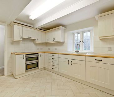 A pretty 3 bed period cottage with a good size rear garden - Photo 6