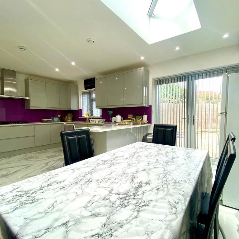 5 bedroom semi-detached house to rent - Photo 1