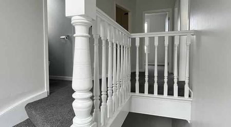 Character newly refurbish 3-Bedroom Home in Te Aro - Photo 4