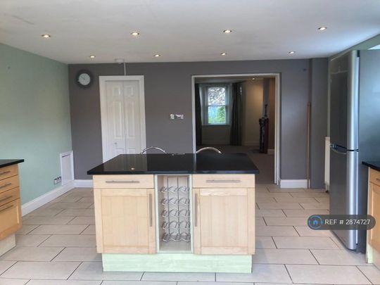 4 bedroom end of terrace house to rent - Photo 1