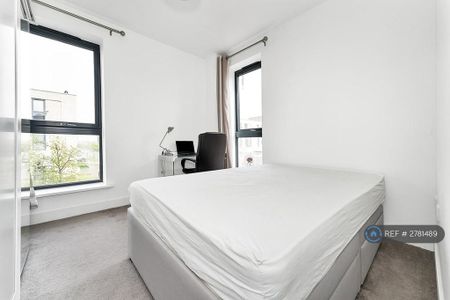 4 bedroom end of terrace house to rent - Photo 5