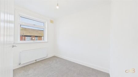 3 bedroom end of terrace house to rent - Photo 3