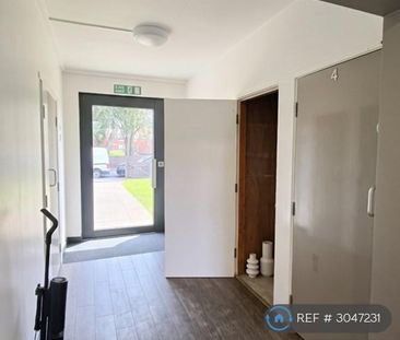 3 bedroom flat to rent - Photo 4