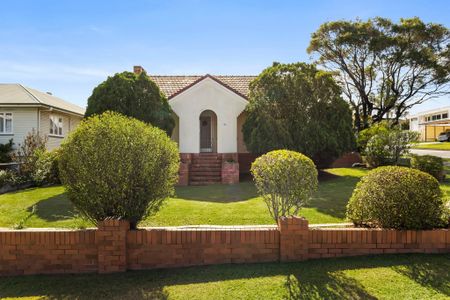 Character-Filled Home with Lush Green Surrounds - Garden Maintenance Included - Photo 2