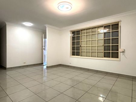 Superb Three-Bedroom Villa in Prestigious Bossley Park - Photo 3