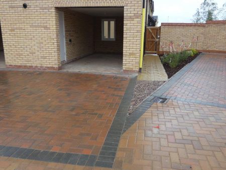 2 bedroom coach house to rent - Photo 3