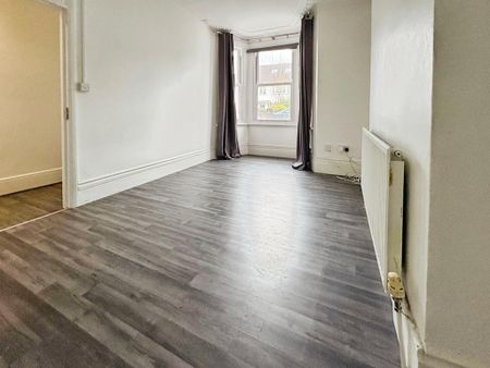 3 bedroom flat to rent - Photo 2