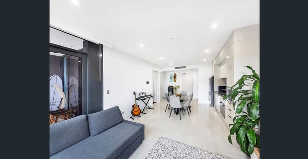 Top-Floor 1 Bedroom Apartment with Sweeping Views - Photo 1