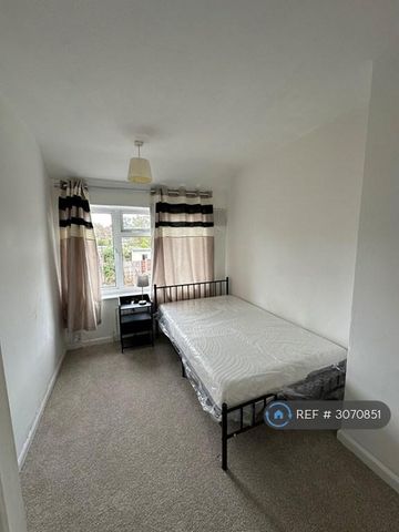 1 bedroom in a house share to rent - Photo 4