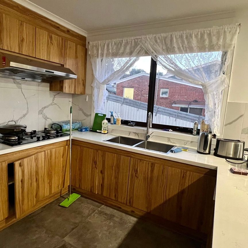 Endeavour Hills - Photo 1