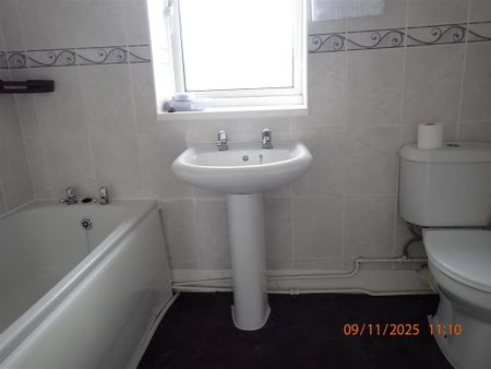 3 bedroom semi-detached house to rent - Photo 4