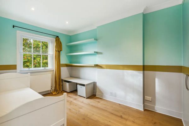 5 bedroom house in London - Photo 1