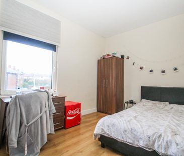 4 bedroom terraced house to rent - Photo 3