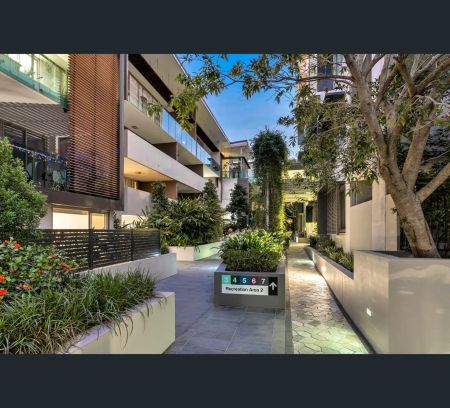 “Ground Floor Luxury!” - Photo 4