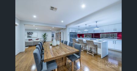 SPACIOUS HAMPTONS LIVING - Photo 2