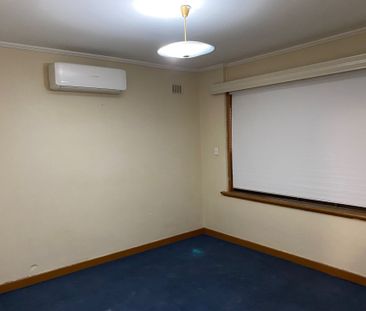 Comfortable Family Home with Generous Yard! - Photo 4