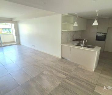 Two-Bedroom Apartment with Balcony - Photo 2