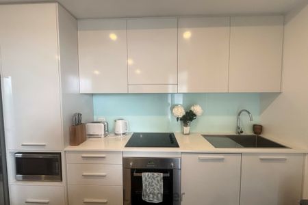 Stylish 2 Bed, 2 Bath Unit � Prime Belmont Location - Photo 5