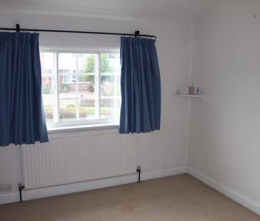 4 bedroom semi-detached house to rent - Photo 3