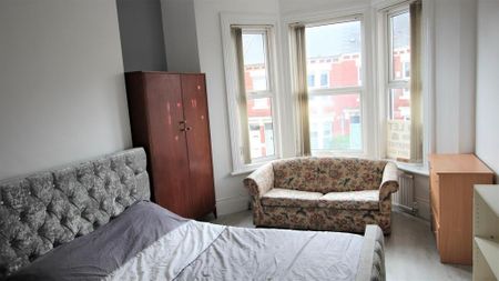 3 bedroom flat to rent - Photo 4