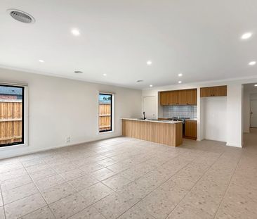 🏡 Brand New 5-Bedroom House in Brookfield - Photo 1