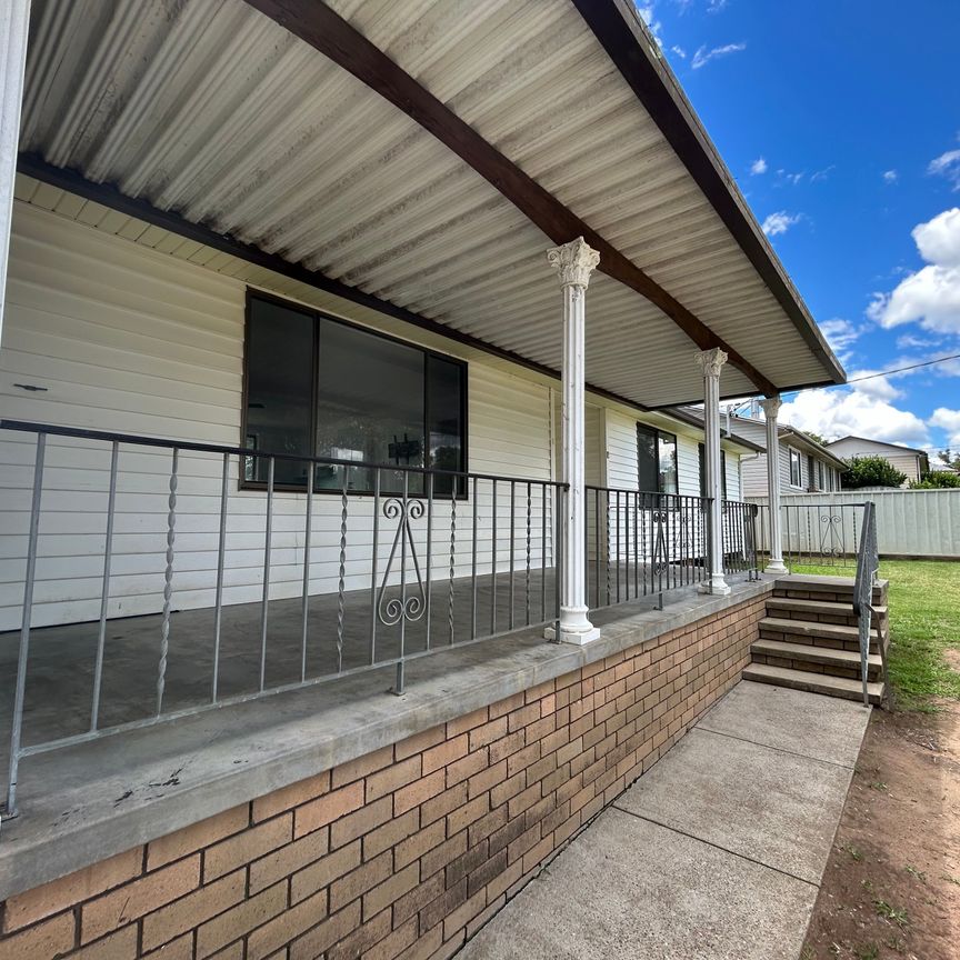 3 bedroom home with Garage - Photo 1