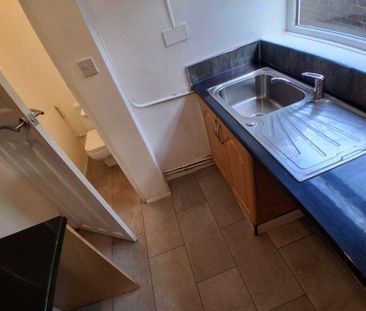 3 bedroom semi-detached house to rent - Photo 6