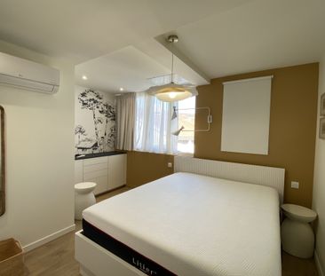 T2 meublé 2ème étage Saint Genès entièrement rénové et décor - Photo 5