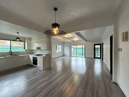 Modern 4 Bedroom Home - Photo 4