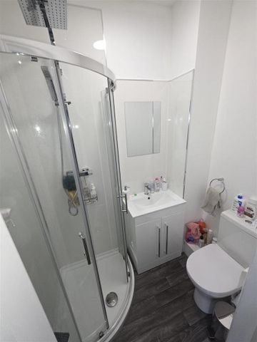 4 bedroom semi-detached house to rent - Photo 4