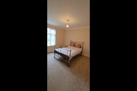 3 Bed Terraced House, Dawlish Drive, IG3 - Photo 2