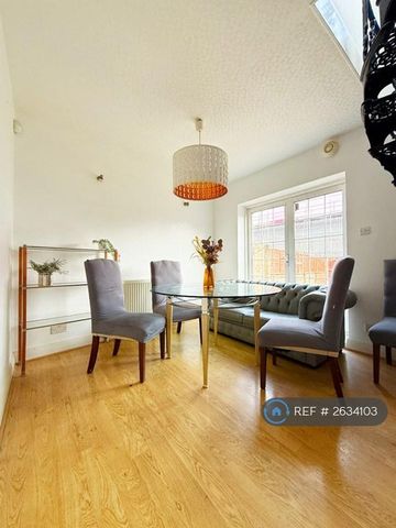 3 bedroom end of terrace house to rent - Photo 2