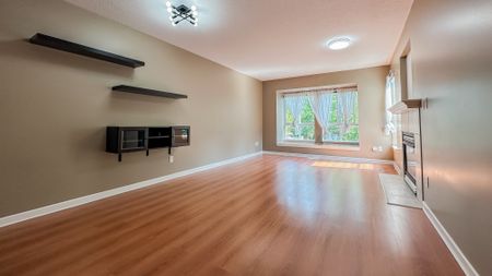 Spacious 3 Bed Corner Townhouse With Double Garage In Camelot Village, Surrey. - Photo 4
