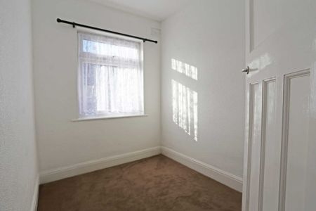Price £1,800 pcm - Available 01/02/2026 - Part Furnished - Photo 3