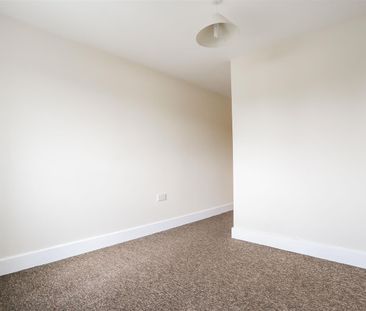 Reed Close, Farnworth - Photo 2