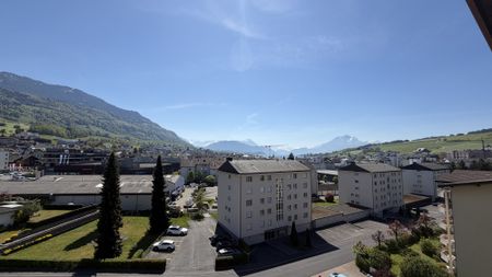 Möblierte 4.5 Zimmer-Dachwohnung in Küssnacht mit See- & Bergsicht - Photo 2