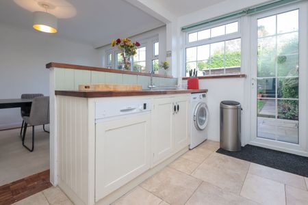 3 bed terraced house to rent in Wedgwood Drive, Lilliput, BH14 - Photo 2