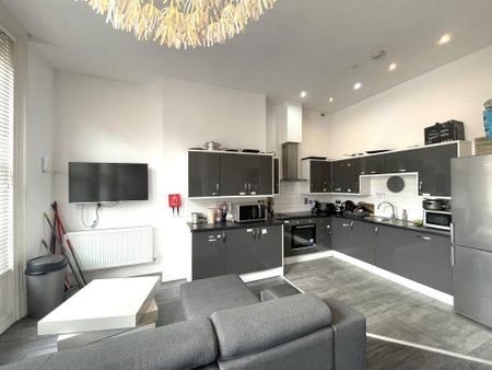 1 bedroom in a house share to rent - Photo 3