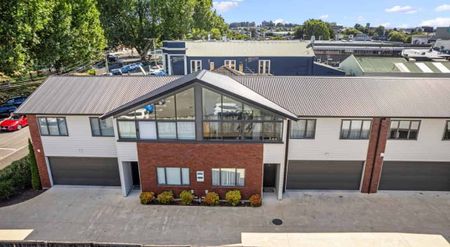 Modern Townhouse Living - Photo 2