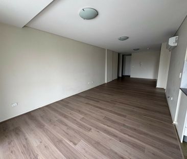 3 Bedroom Apartment in Great Location - Available Now! - Photo 1