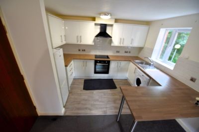 2 bedroom Flat in Flat 10, Leeds - Photo 5