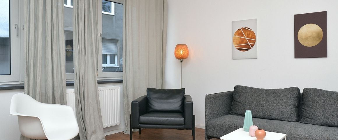 Miete inkl. Nebenkosten: 1.250 € pro Monat, plus Strom, inkl. Heizung - Photo 1